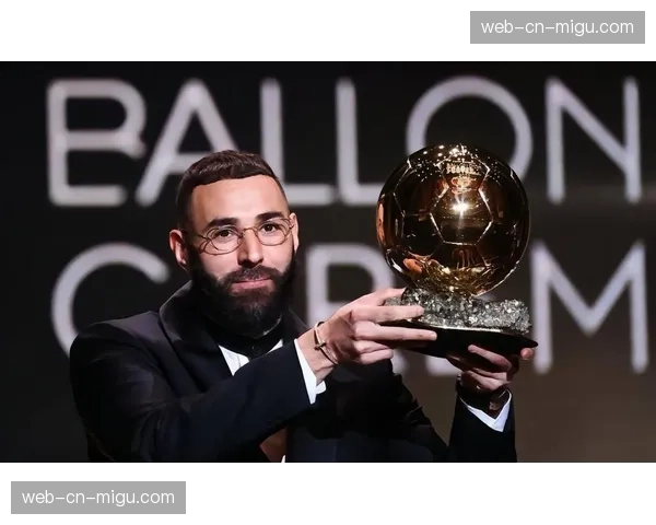 特写：时隔三年，本泽马现身里昂训练基地指导青年队前锋