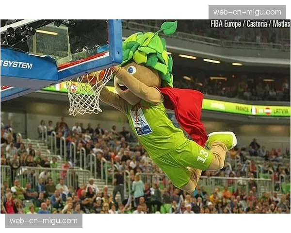 场边花絮：费城人队吉祥物“费纳贝尔”在春训赛间隙表演全新扣篮特技