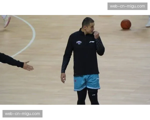 老将的智慧：西热力江如何通过经验在关键时刻制造进攻犯规